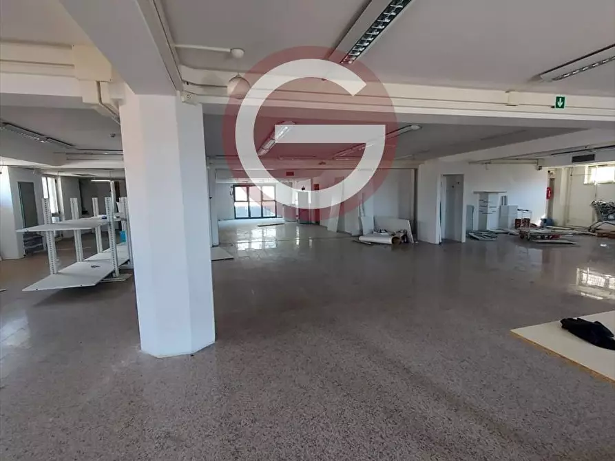 Immagine 10 di Locale commerciale in vendita  a Cittanova