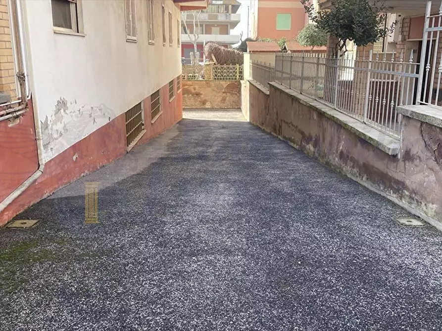 Immagine 1 di Box auto in affitto  in via Germania 4 a Pomezia