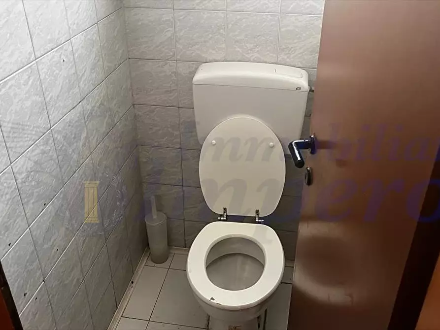 Immagine 25 di Locale commerciale in affitto  in Viale Danimarca 169 a Pomezia