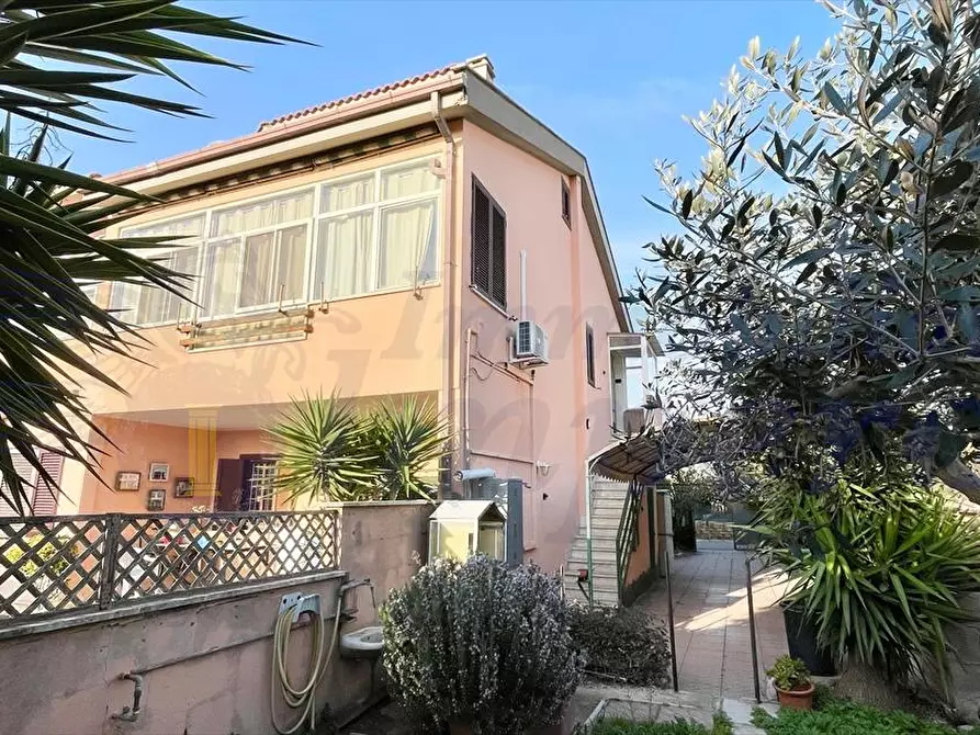 Immagine 2 di Casa indipendente in vendita  in Via Mar Ligure 16/A a Pomezia