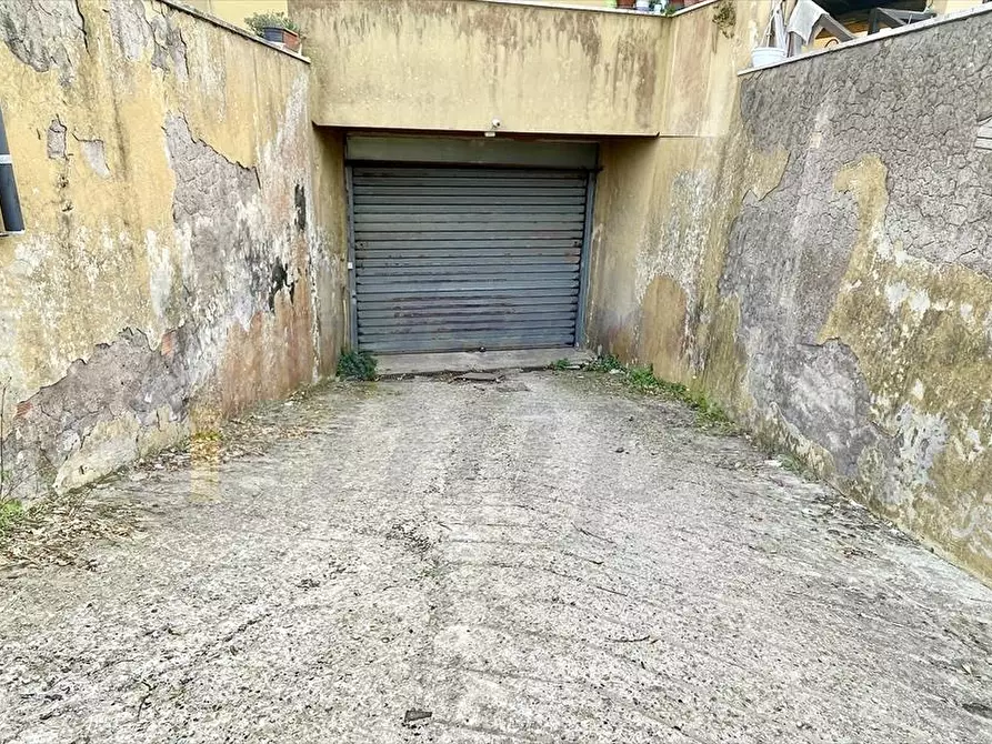 Immagine 2 di Box auto in vendita  in Via Delle Giunchiglie  a Ardea