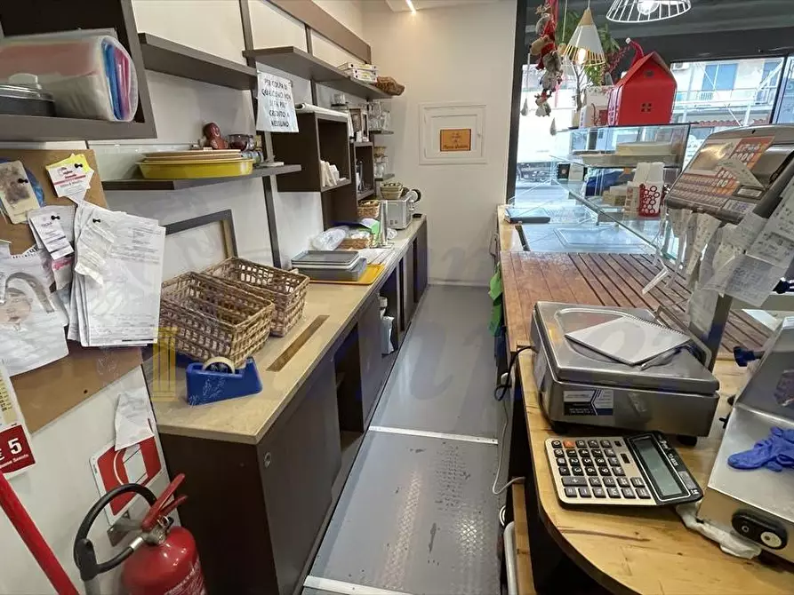Immagine 11 di Attività commerciale in vendita  in Viale Danimarca a Pomezia