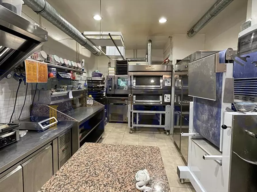 negozio in vendita a Pomezia in zona Torvaianica