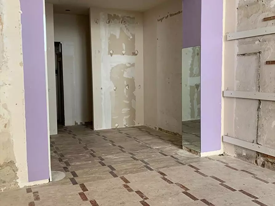 Immagine 4 di Locale commerciale in vendita  in via Corso Finocchiaro Aprile 47 45 43 39 a Lercara Friddi