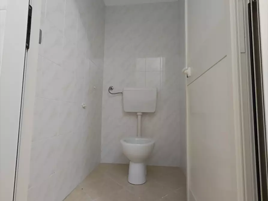 Immagine 10 di Locale commerciale   a Gioia Tauro