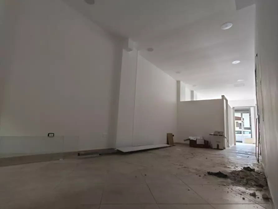 Immagine 11 di Locale commerciale   a Gioia Tauro