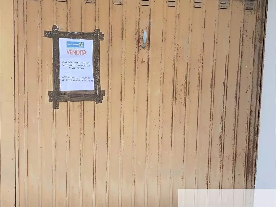 Immagine 1 di Garage in vendita  a Macerata