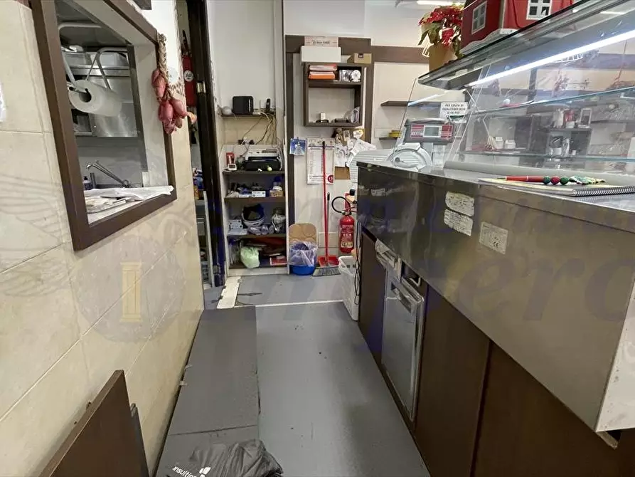 Immagine 10 di Attività commerciale in vendita  in Viale Danimarca a Pomezia