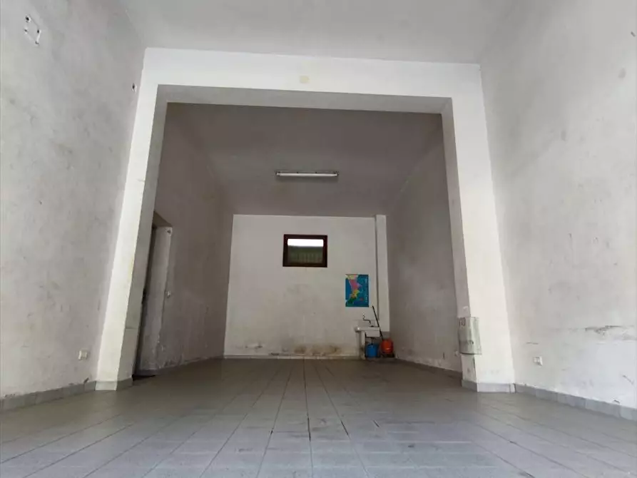 Immagine 2 di Locale commerciale in vendita  a Taurianova