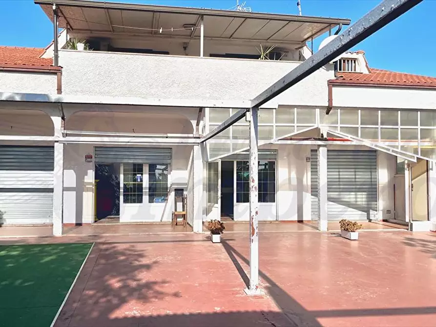 Immagine 2 di Locale commerciale in affitto  in Viale Danimarca 169 a Pomezia