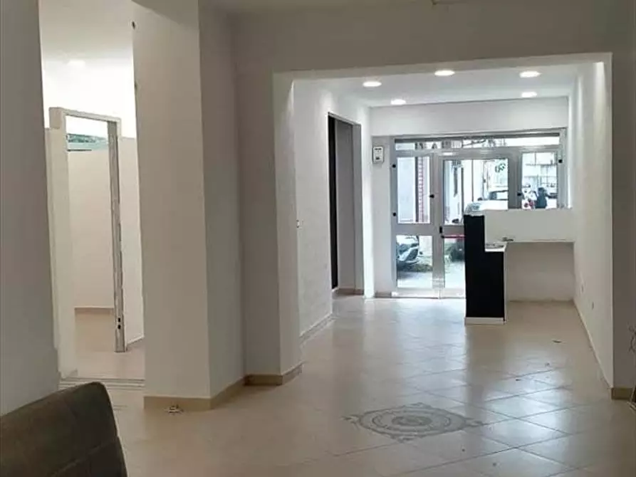 Immagine 5 di Locale commerciale   a Gioia Tauro