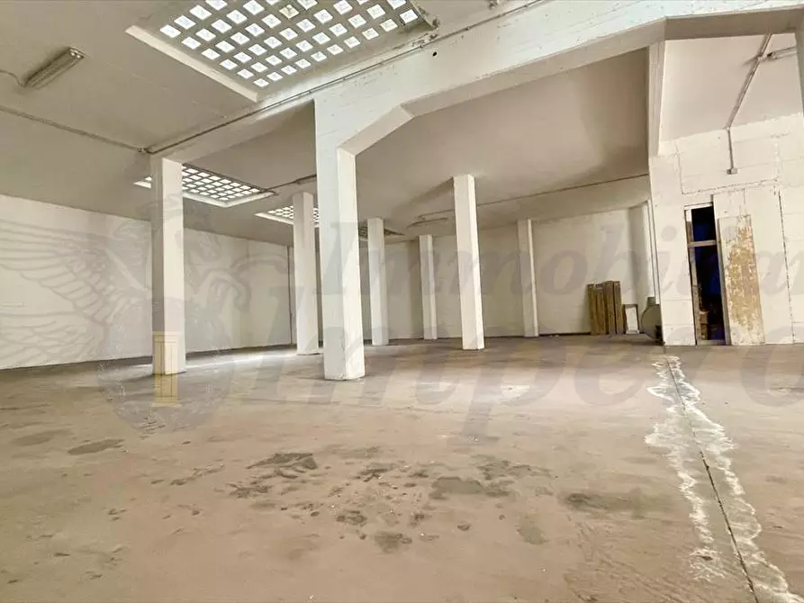 Immagine 2 di Magazzino in vendita  in Via Santorre di Santarosa 18 a Pomezia