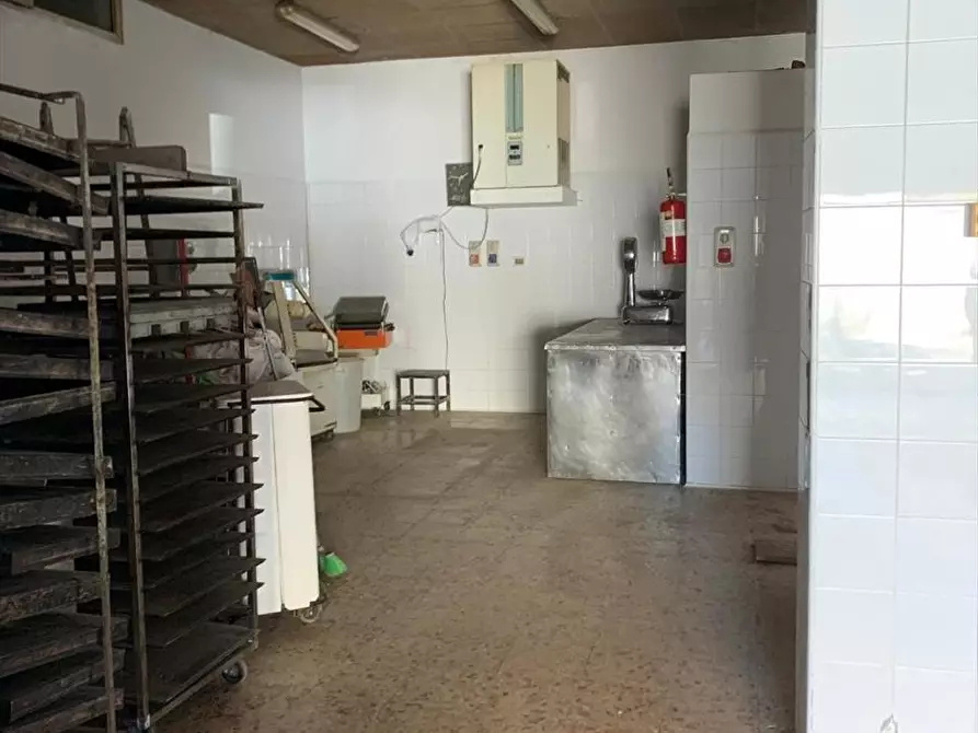 Immagine 9 di Locale commerciale in vendita  in Via Rosario Nicoletti a Lercara Friddi