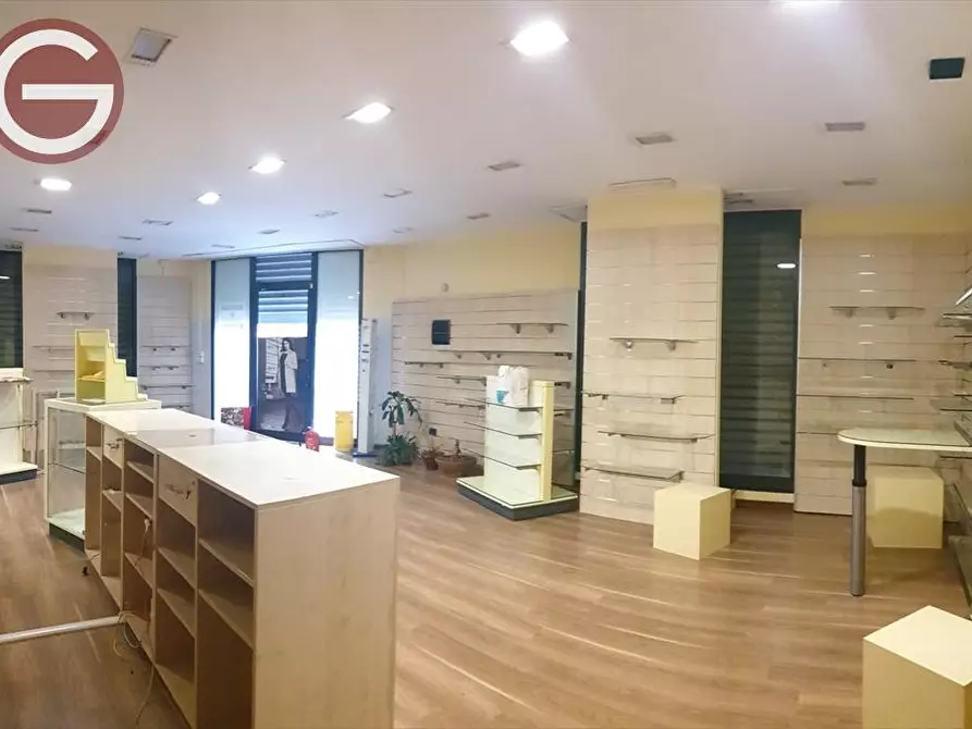 Immagine 2 di Locale commerciale in vendita  a Taurianova