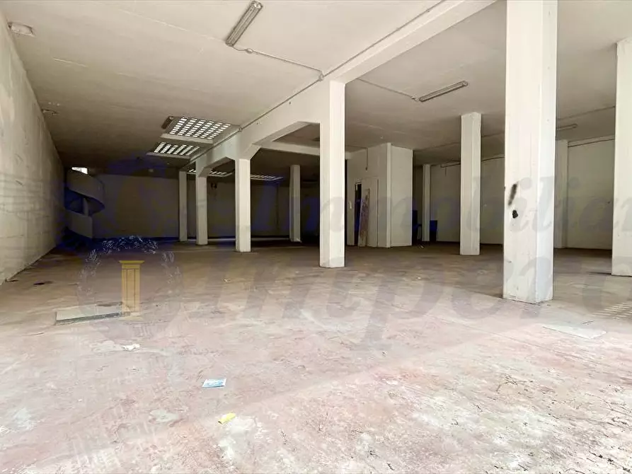 Immagine 1 di Magazzino in vendita  in Via Santorre di Santarosa 18 a Pomezia