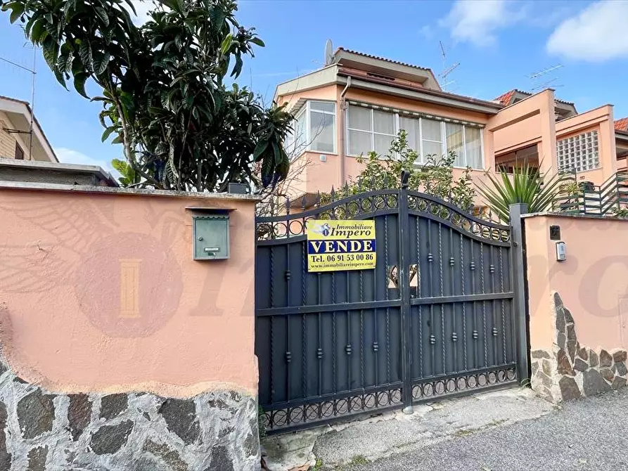 Immagine 1 di Casa indipendente in vendita  in Via Mar Ligure 16/A a Pomezia