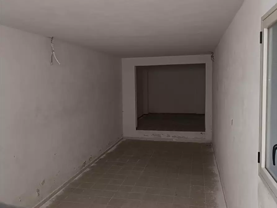 Immagine 11 di Locale commerciale in vendita  a Taurianova