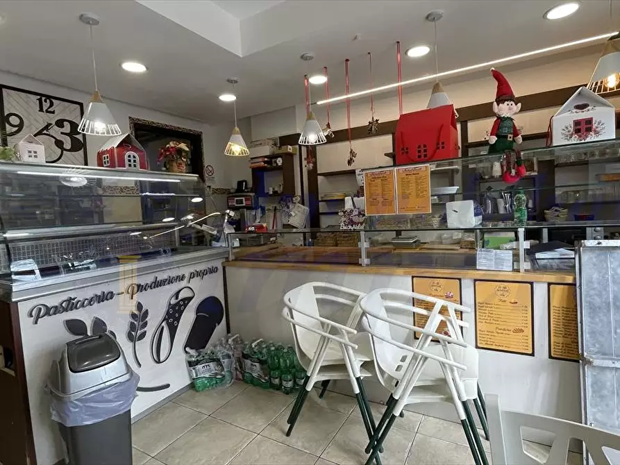 Immagine 4 di Attività commerciale in vendita  in Viale Danimarca a Pomezia