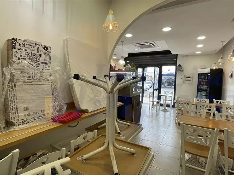 Immagine 3 di Attività commerciale in vendita  in Viale Danimarca a Pomezia