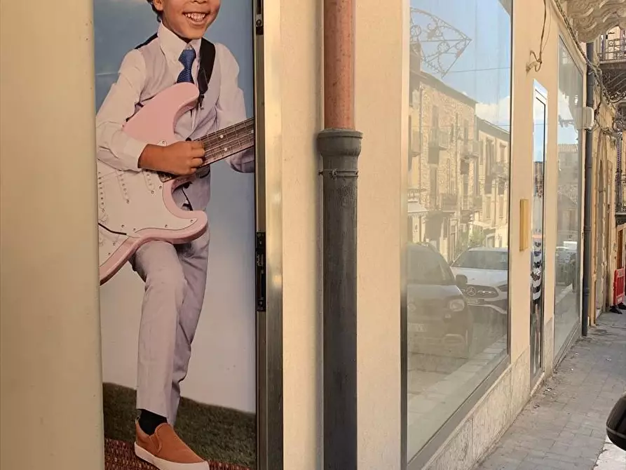 Immagine 2 di Locale commerciale in vendita  in via Corso Finocchiaro Aprile 47 45 43 39 a Lercara Friddi
