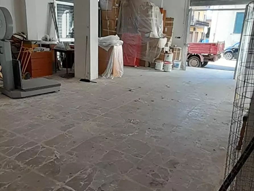 Immagine 3 di Locale commerciale in vendita  a Cinquefrondi