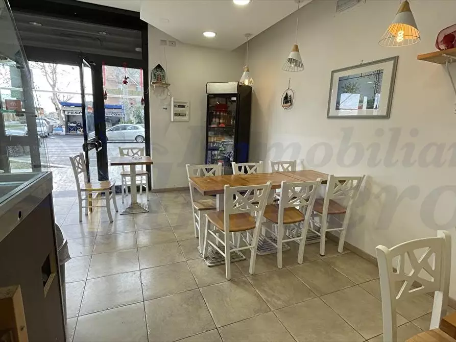 Immagine 9 di Attività commerciale in vendita  in Viale Danimarca a Pomezia