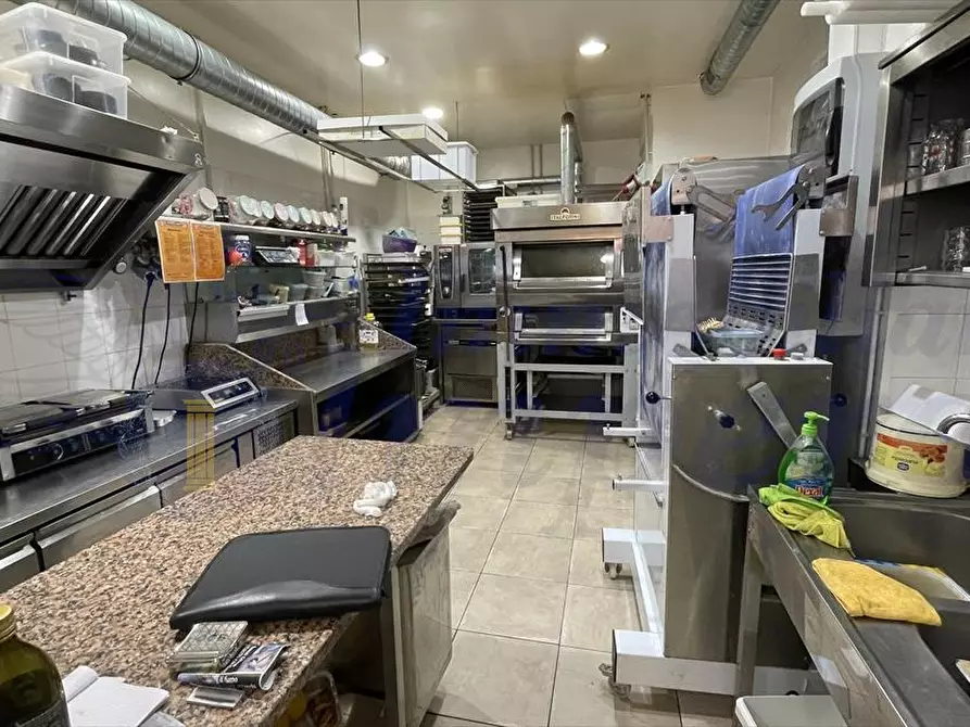 Immagine 13 di Attività commerciale in vendita  in Viale Danimarca a Pomezia