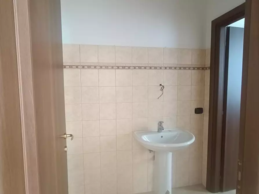 Immagine 13 di Locale commerciale in vendita  a Taurianova