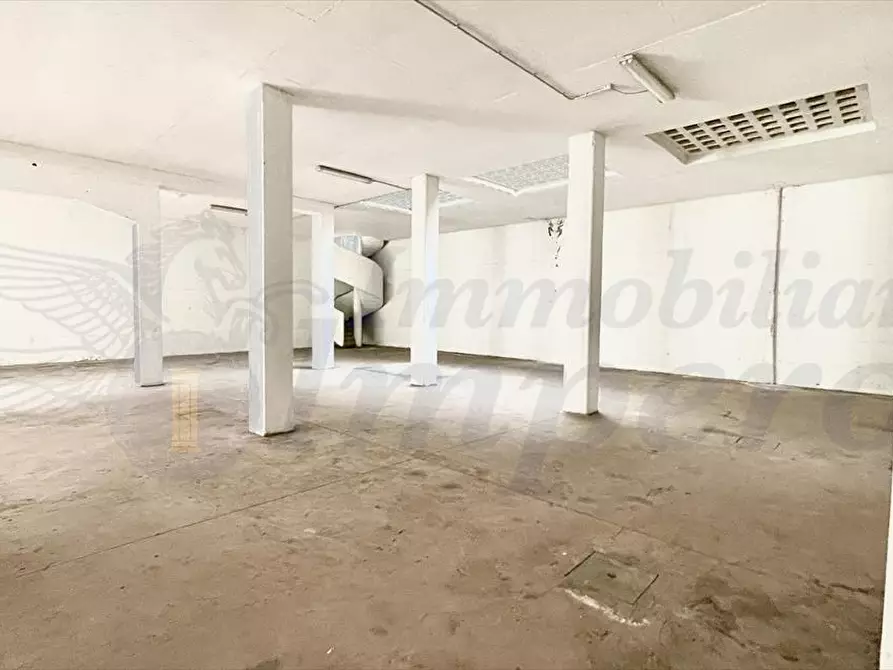 Immagine 4 di Magazzino in vendita  in Via Santorre di Santarosa 18 a Pomezia