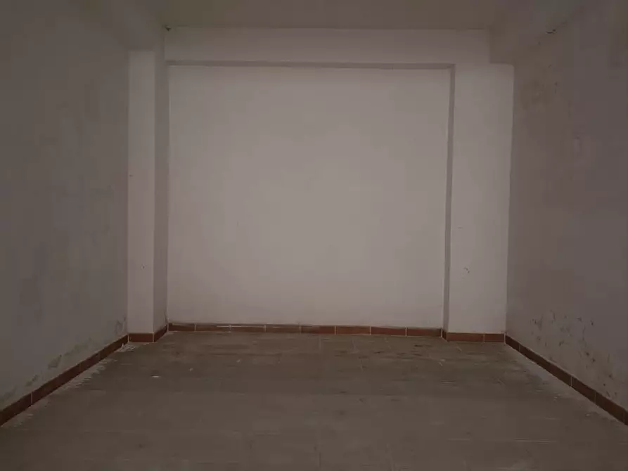 Immagine 12 di Locale commerciale in vendita  a Taurianova