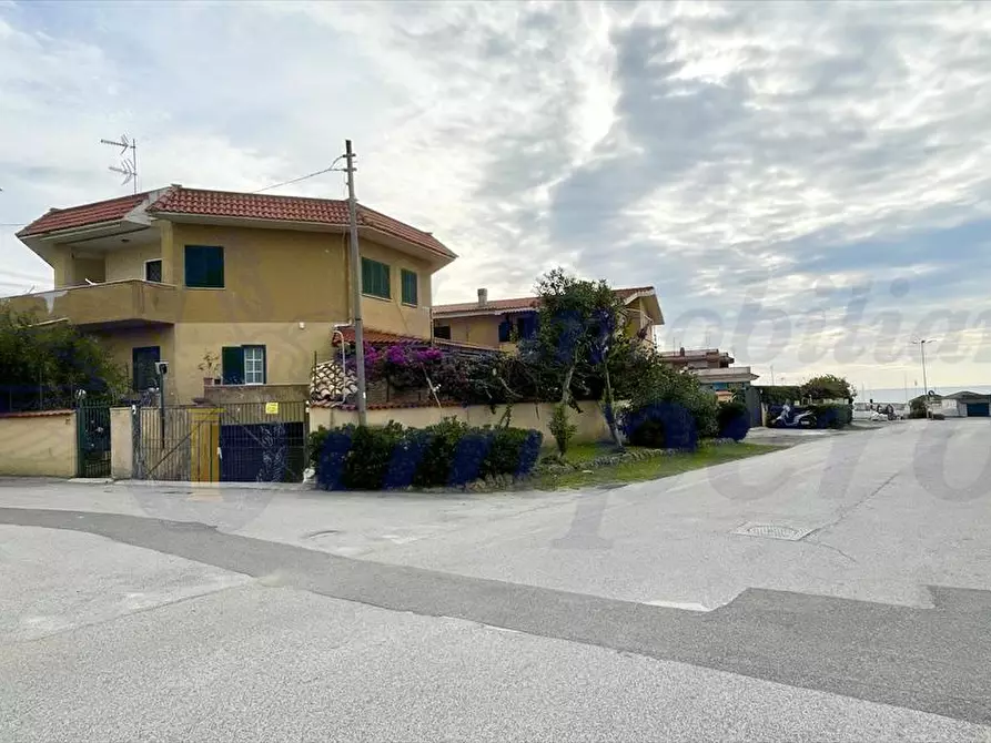 Immagine 1 di Box auto in vendita  in Via Delle Giunchiglie  a Ardea