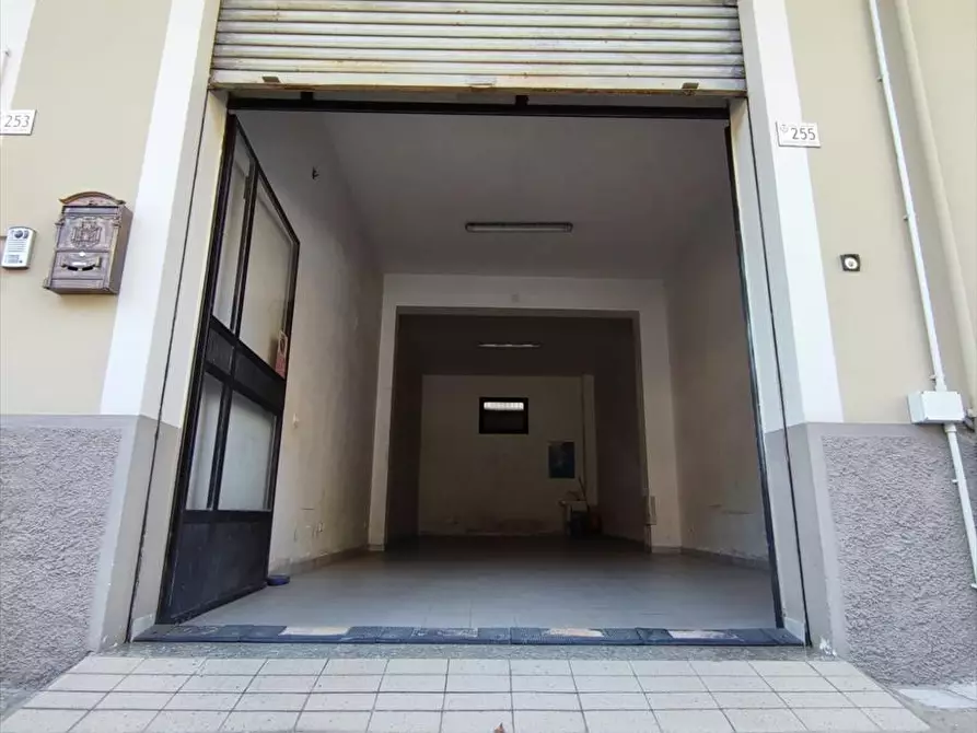 Immagine 6 di Locale commerciale in vendita  a Taurianova