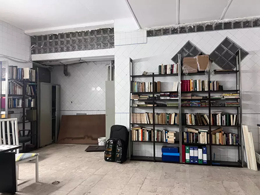 Immagine 6 di Negozio in affitto  in Via Andrea Chiaramonte a Palermo