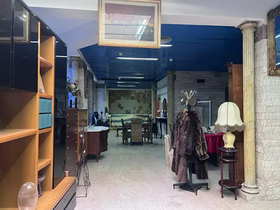Immagine 7 di Negozio in affitto  in Via Andrea Chiaramonte a Palermo