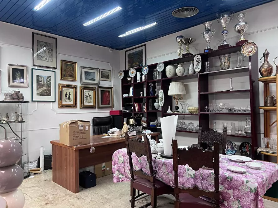 Immagine 10 di Negozio in affitto  in Via Andrea Chiaramonte a Palermo