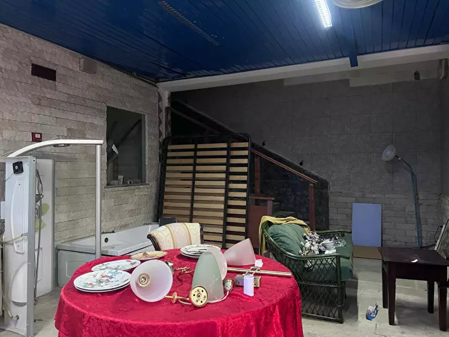 Immagine 12 di Negozio in affitto  in Via Andrea Chiaramonte a Palermo