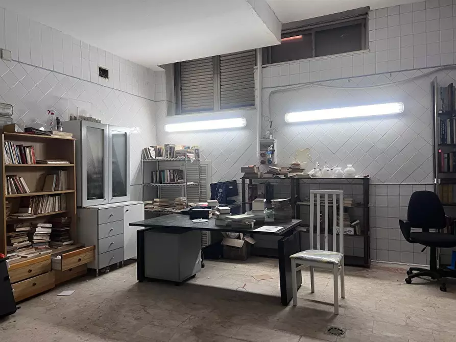 Immagine 14 di Negozio in affitto  in Via Andrea Chiaramonte a Palermo