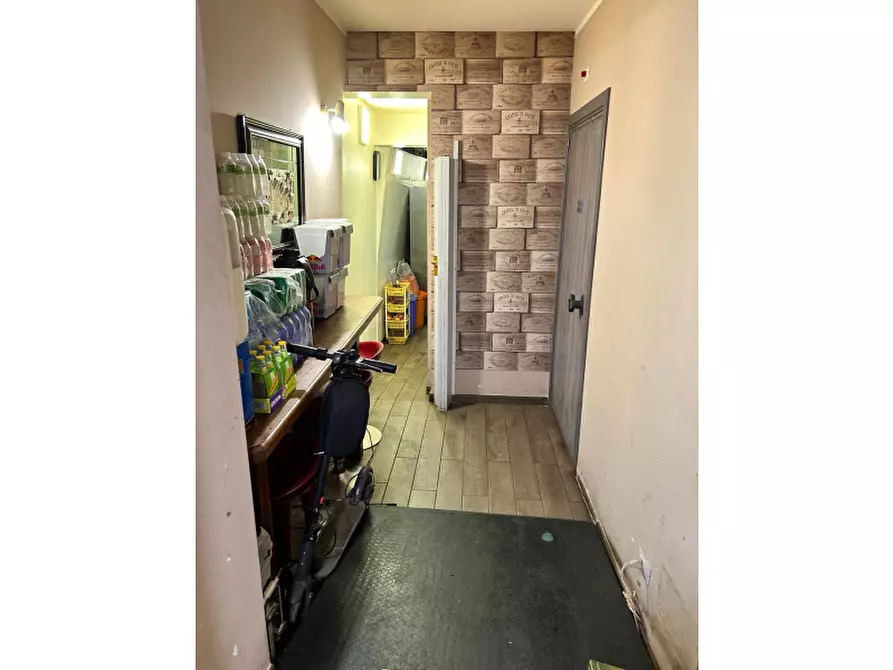 Immagine 6 di Negozio in vendita  in Via Divisi a Palermo