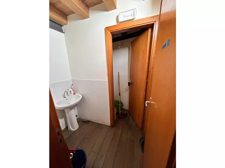 Immagine 7 di Negozio in vendita  in Via Divisi a Palermo