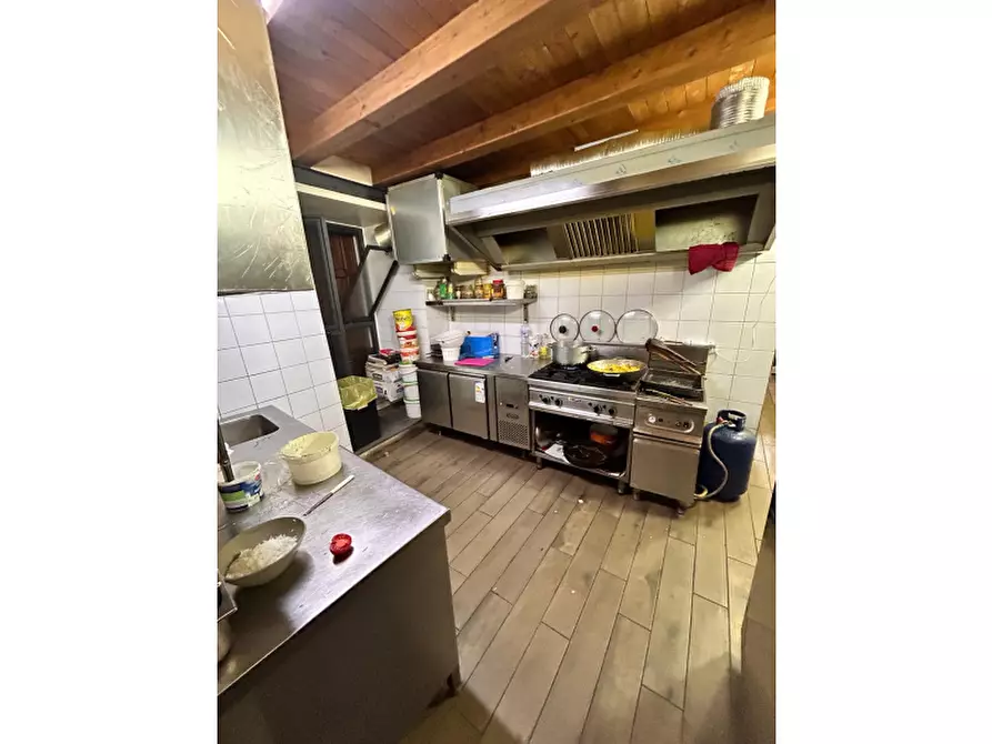 Immagine 9 di Negozio in vendita  in Via Divisi a Palermo