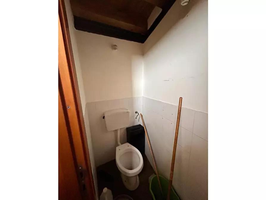 Immagine 10 di Negozio in vendita  in Via Divisi a Palermo