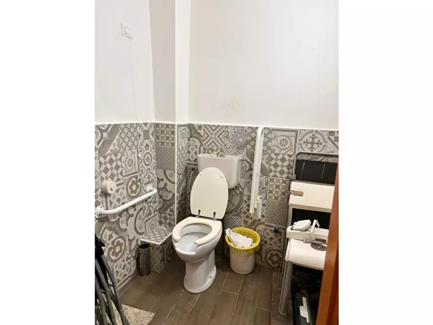 Immagine 11 di Negozio in vendita  in Via Divisi a Palermo