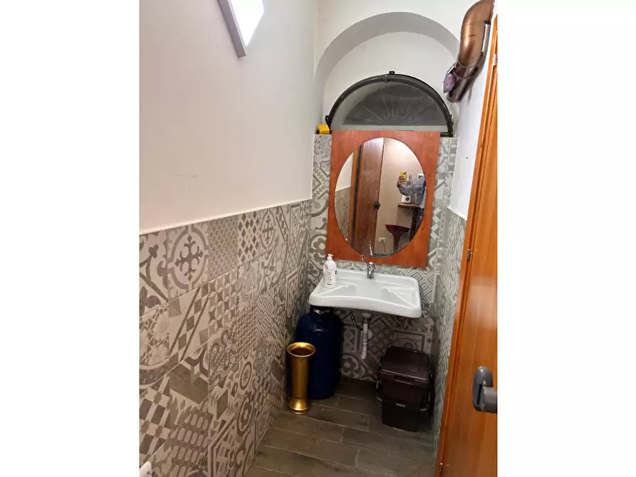 Immagine 13 di Negozio in vendita  in Via Divisi a Palermo