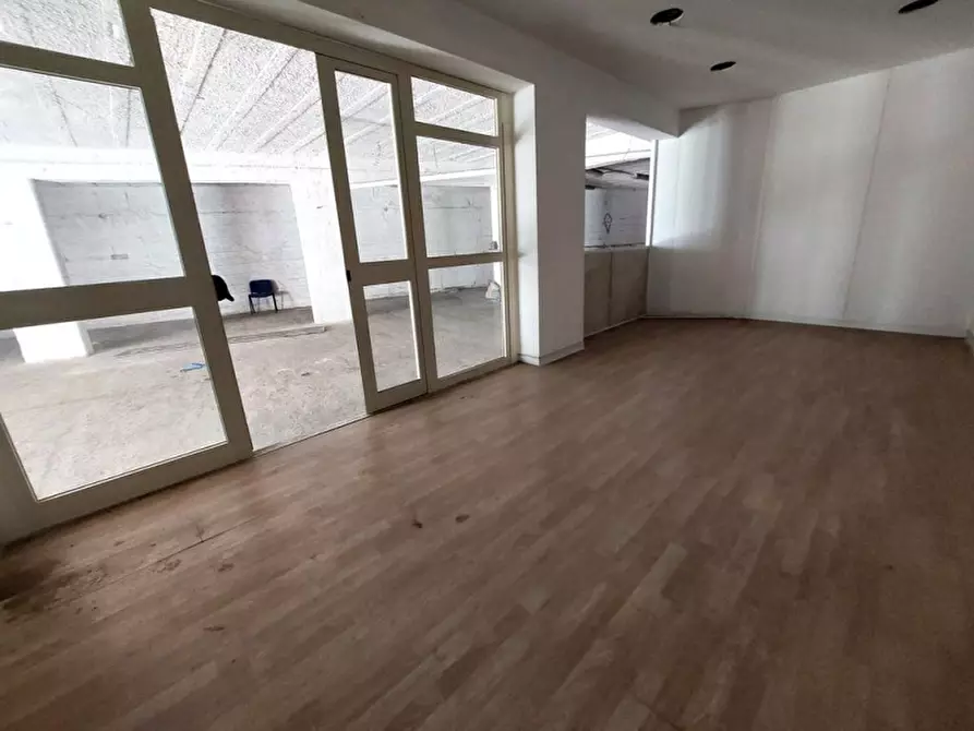 Immagine 12 di Negozio in vendita  in Via Antonio Pigafetta a Palermo