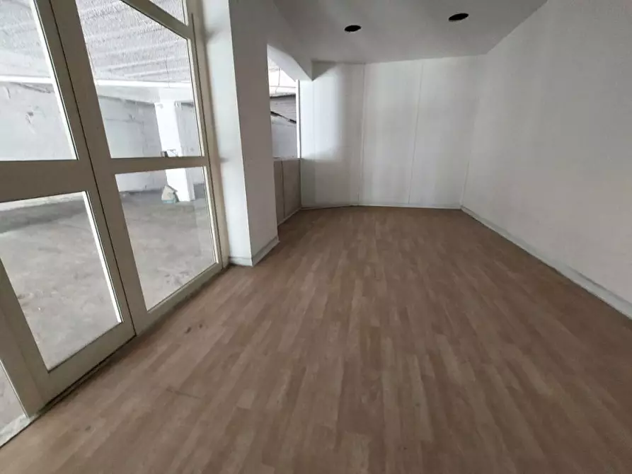 Immagine 15 di Negozio in vendita  in Via Antonio Pigafetta a Palermo