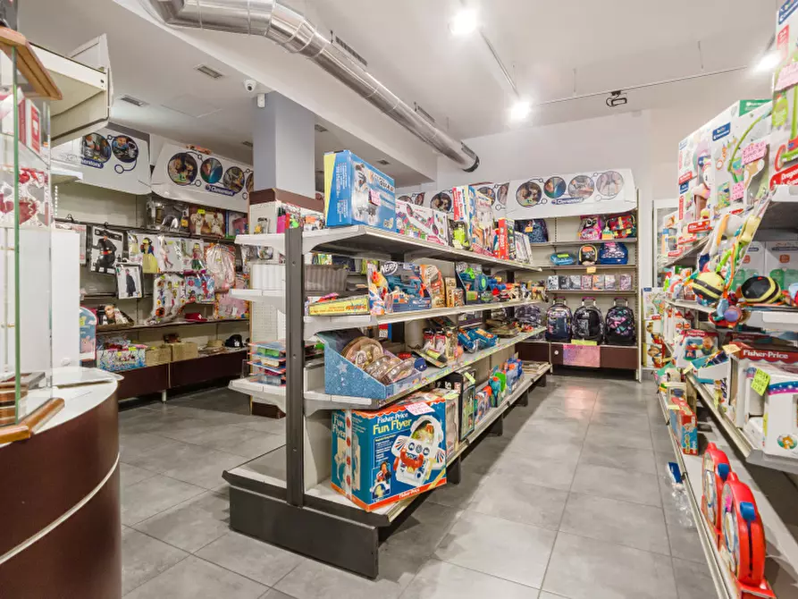 Immagine 11 di Negozio in affitto  in Via del Collegio a Chivasso