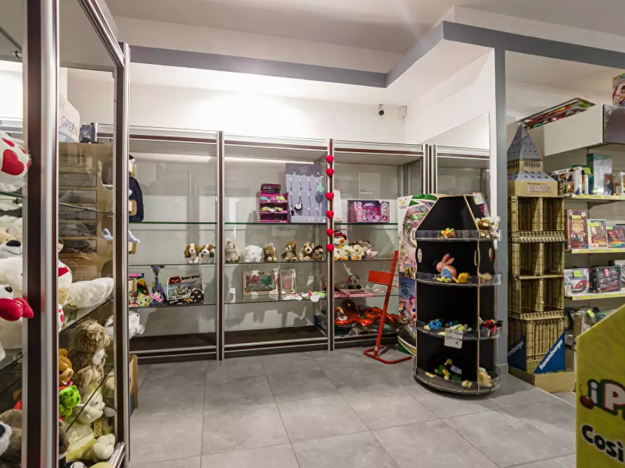 Immagine 15 di Negozio in affitto  in Via del Collegio a Chivasso