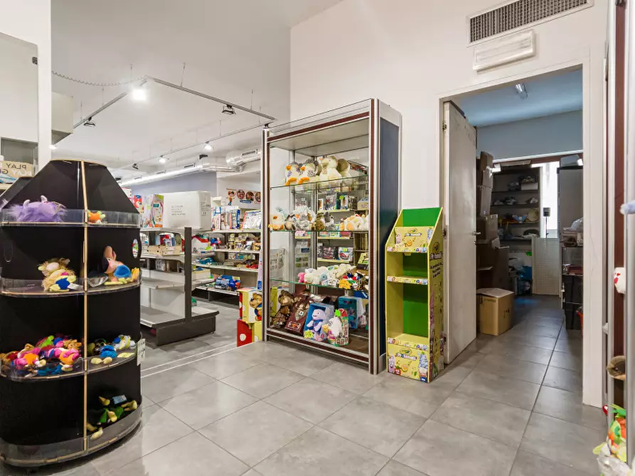 Immagine 16 di Negozio in affitto  in Via del Collegio a Chivasso