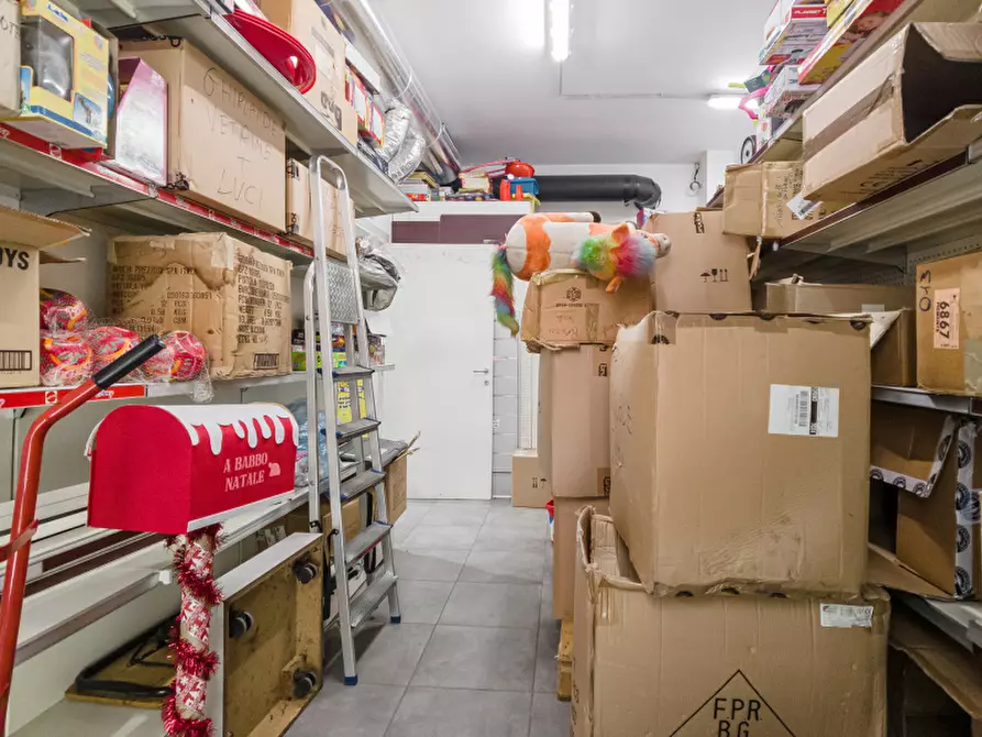 Immagine 20 di Negozio in affitto  in Via del Collegio a Chivasso