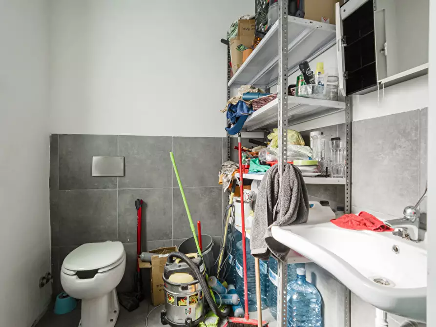 Immagine 22 di Negozio in affitto  in Via del Collegio a Chivasso